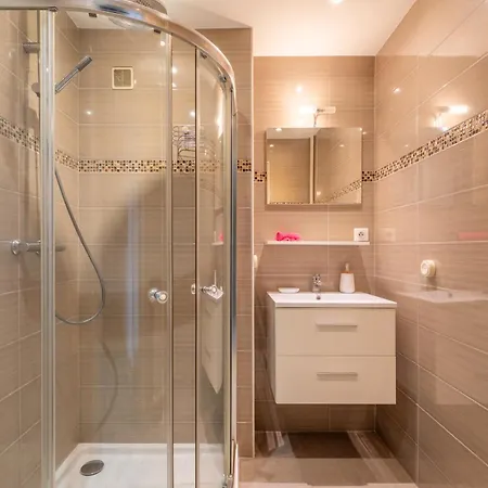 Appartement Vue Mer, Terrasse, 5 Min Du Centre Antibes